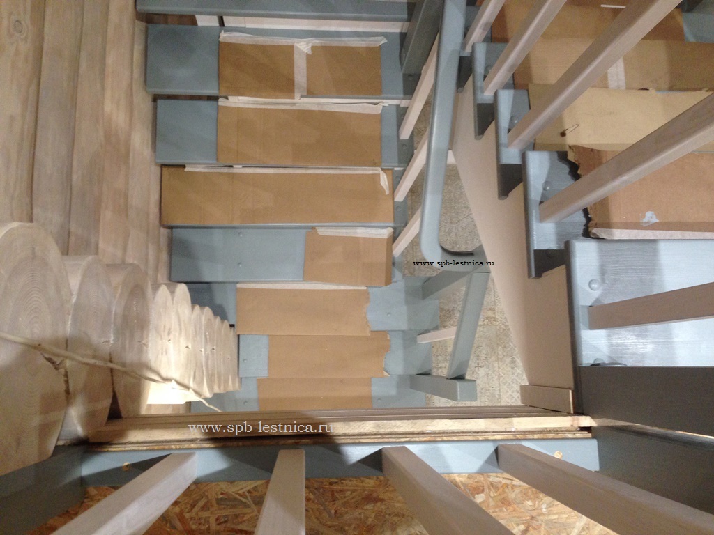 лестница на 180 градусов сделана из сосны