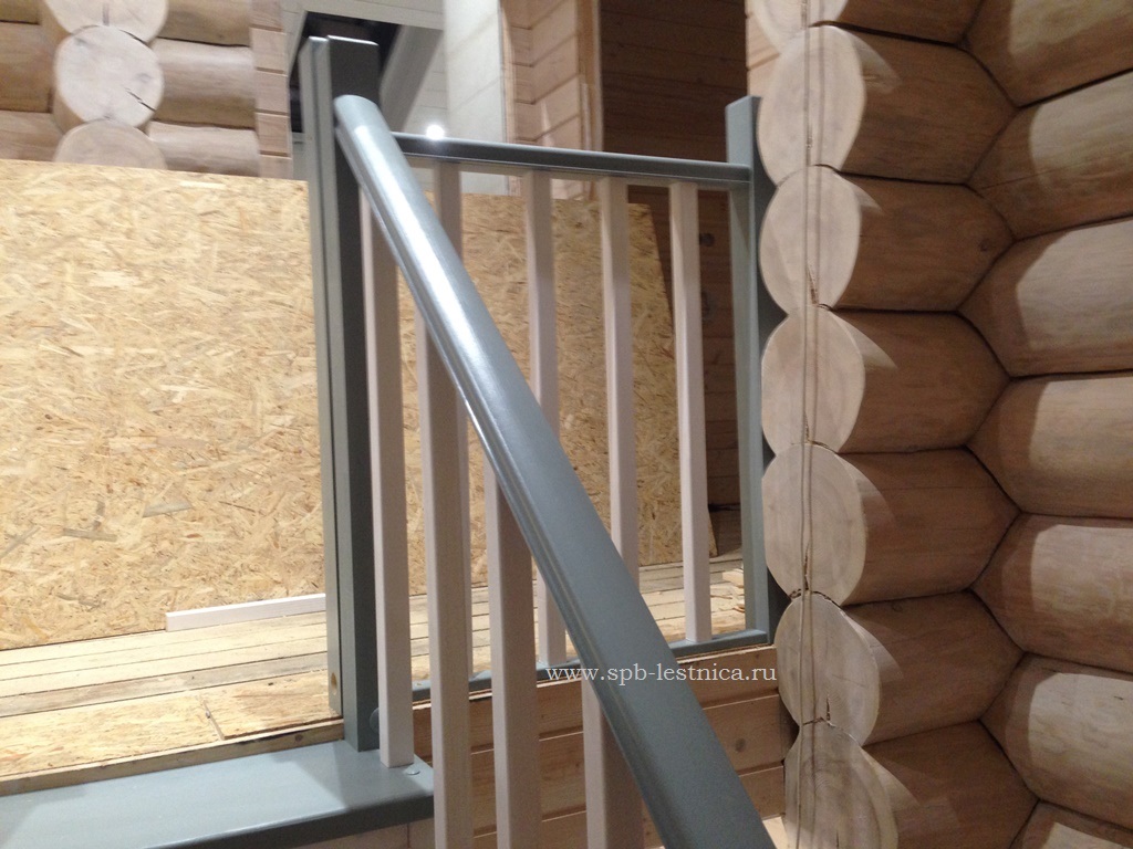 лестница на 180 градусов сделана из сосны