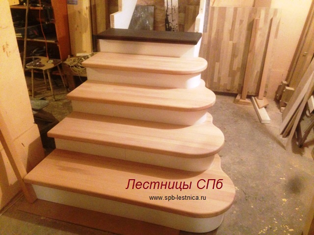 лестница с 4 пригласительными ступенями
