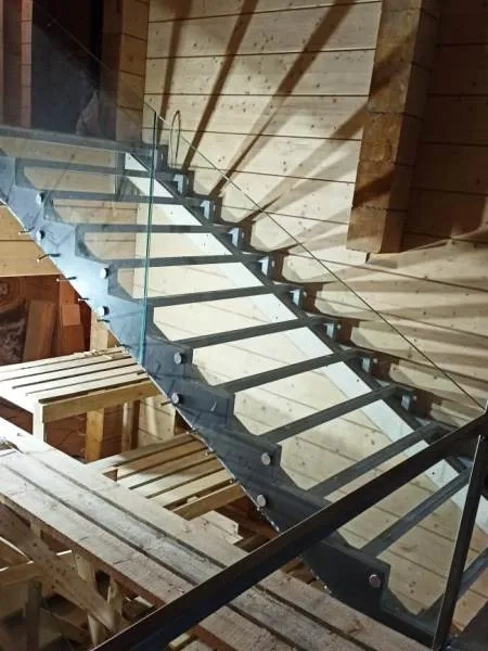 дизайнерская отделка 2 лестниц из металла