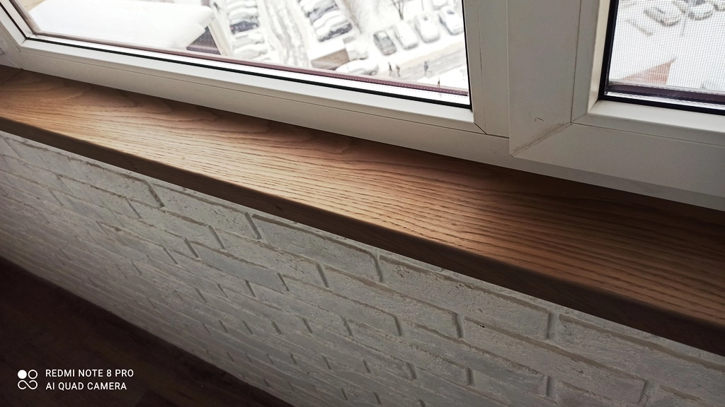 деревянный подоконник на балконе