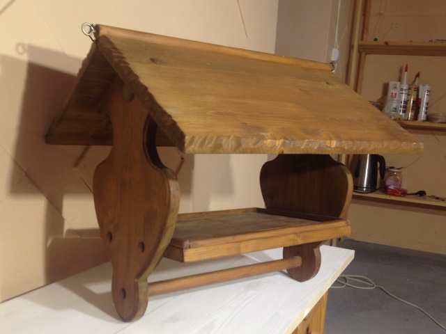 деревянная кормушка для птиц и белок