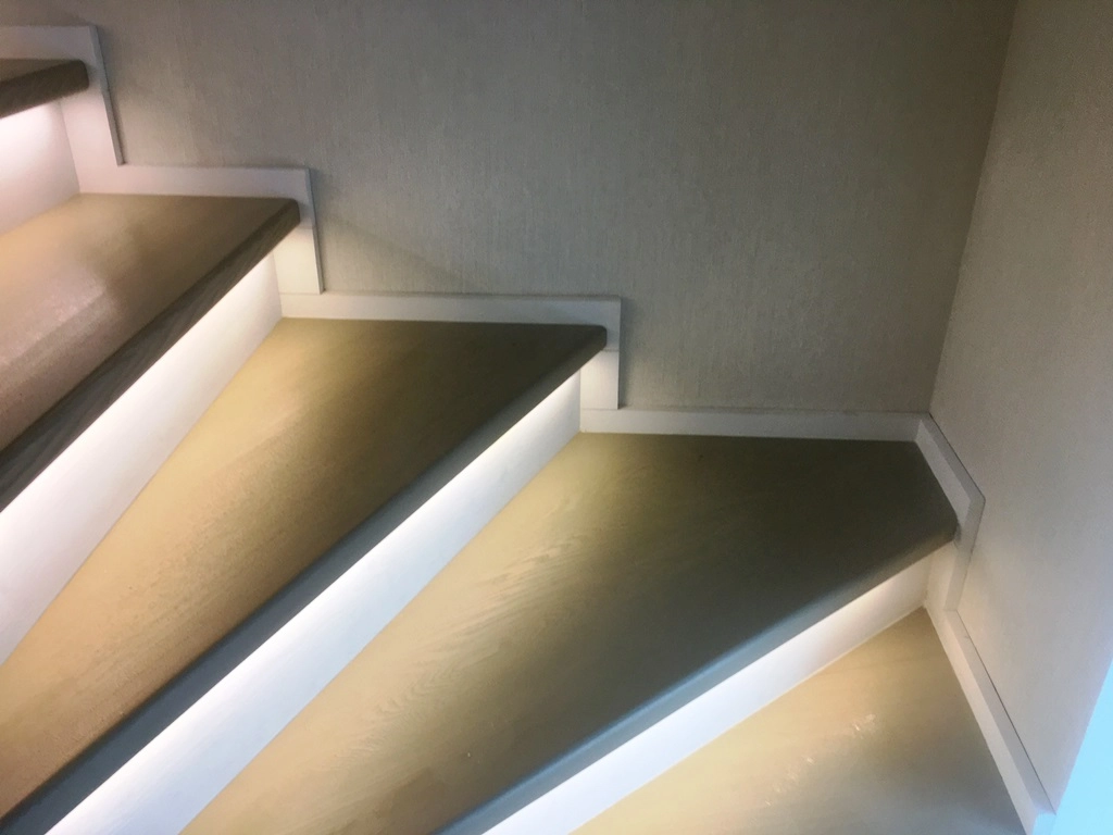 подсветка ступеней лестницы из металла