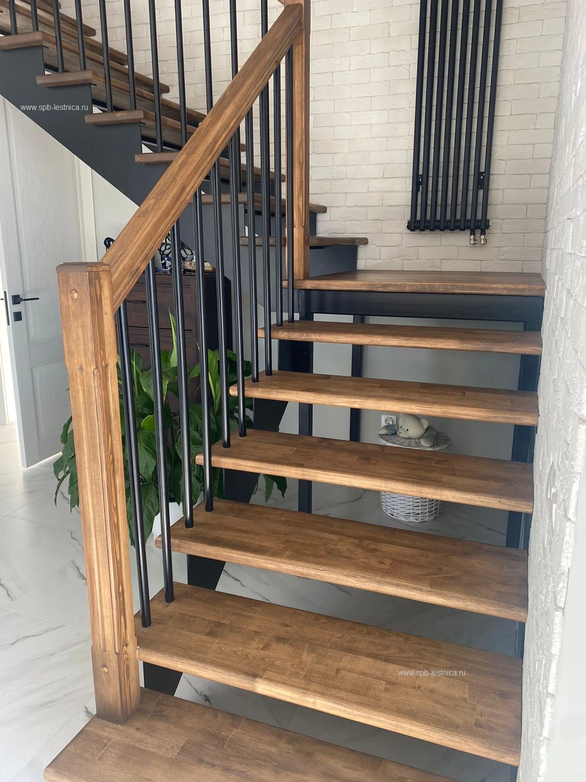 лестница на металлокаркасе с деревянными ступенями