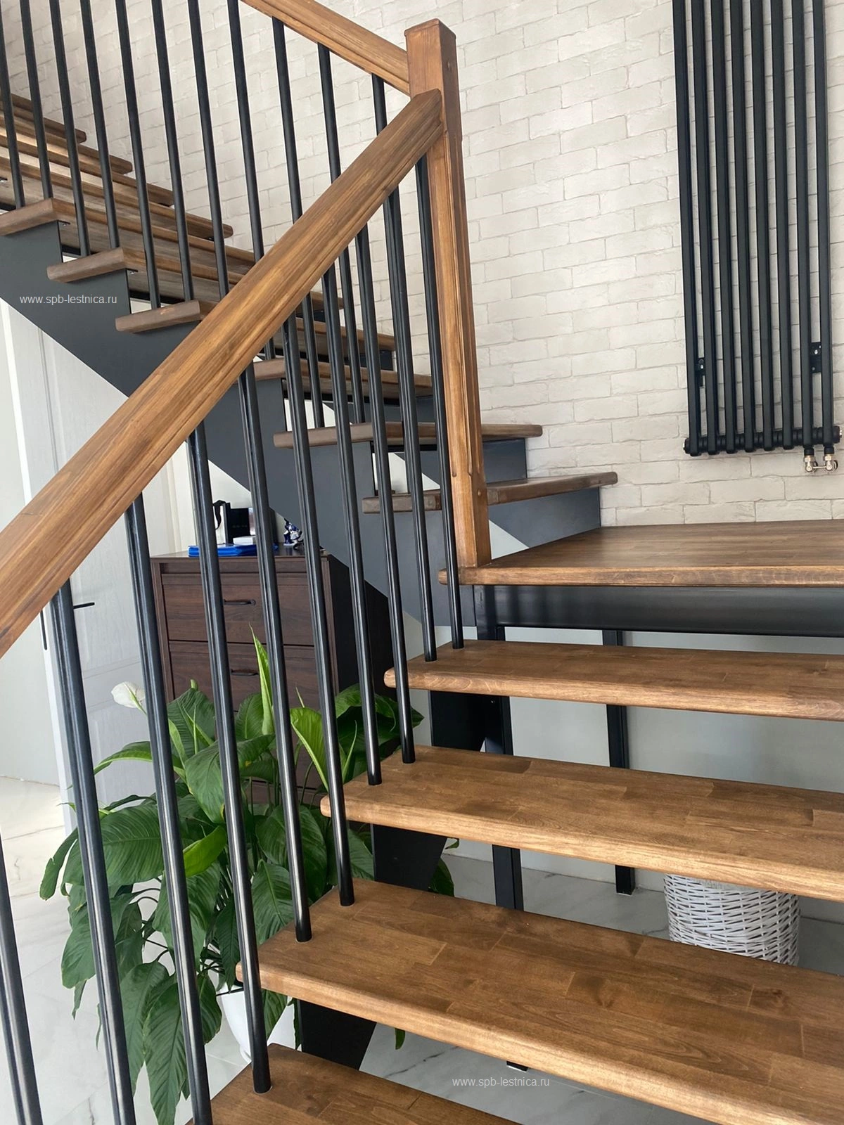 лестница на металлокаркасе с деревянными ступенями