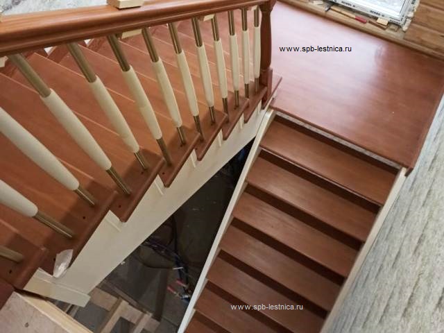 лестница с площадкой на 180 градусов сделана из сосны и бука