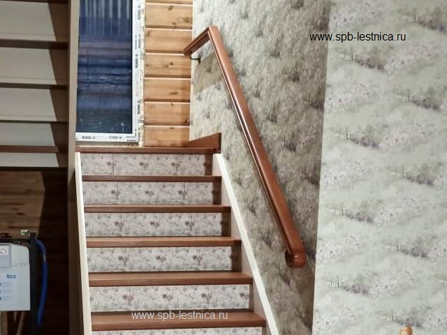 лестница с площадкой на 180 градусов сделана из сосны и бука