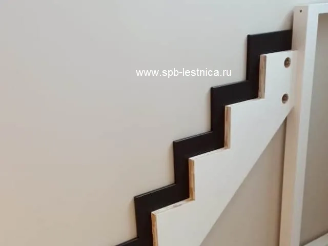 лестница из сосны с площадкой