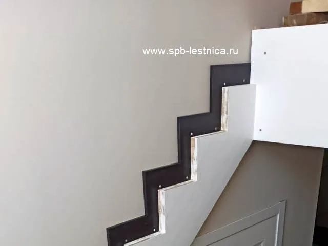 лестница из сосны с площадкой